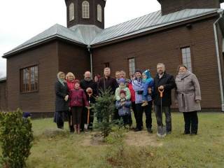 Посадка деревьев вокруг церкви в Киевце. Пос. Росы, Беларусь
