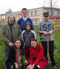 Посадка кедров в Латвии в детском саду 