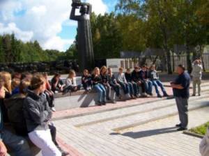 Латвия. Высадили аллею кедров в Прекуле у мемориала советским воинам