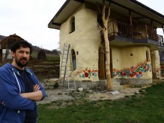 Фото. Popasul Verde - двухэтажный дом из глины в Трансильвании